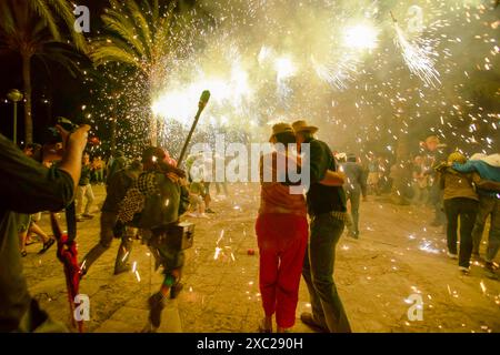 Course de feu, -Correfoc-, festival des démons et du feu. Fêtes de Sant Joan. Palma. Majorque. Îles Baléares. Espagne. Banque D'Images