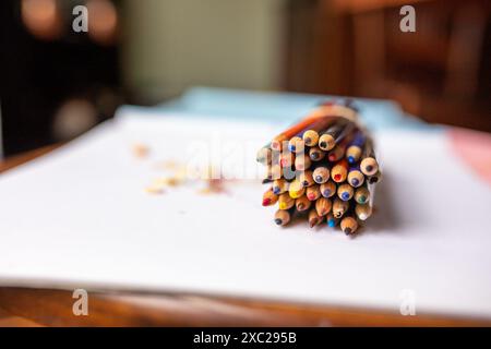 gros plan de crayons de couleur empilés sur papier avec un fond flou Banque D'Images