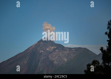 Volcan Fuego d'Antigua Guatemala pendant le lever du soleil Banque D'Images