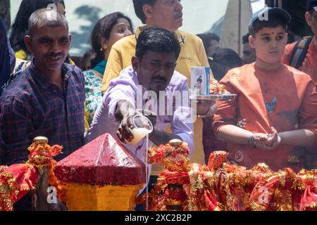 Ganderbal, Jammu-et-Cachemire, Inde. 14 juin 2024. Un dévot hindou exécute des rituels pendant le festival hindou annuel au temple Kheer Bhawani à Tullamulla, Ganderbal. Des centaines de dévots hindous assistent aux prières au temple historique de Kheer Bhawani lors du festival annuel dédié à la déesse hindoue Durga. (Crédit image : © Adil Abass/ZUMA Press Wire) USAGE ÉDITORIAL SEULEMENT! Non destiné à UN USAGE commercial ! Banque D'Images