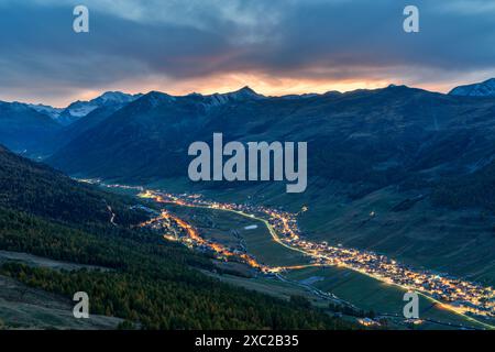 Village alpin de Livigno sous les nuages au coucher du soleil en automne Banque D'Images