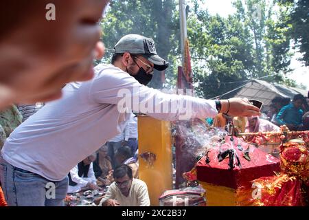 Ganderbal, Jammu-et-Cachemire, Inde. 14 juin 2024. Un dévot hindou exécute des rituels pendant le festival hindou annuel au temple Kheer Bhawani à Tullamulla, Ganderbal. Des centaines de dévots hindous assistent aux prières au temple historique de Kheer Bhawani lors du festival annuel dédié à la déesse hindoue Durga. (Crédit image : © Adil Abass/ZUMA Press Wire) USAGE ÉDITORIAL SEULEMENT! Non destiné à UN USAGE commercial ! Banque D'Images