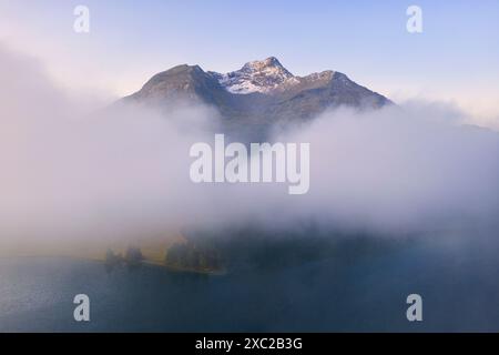 Brouillard sur le pic Piz Da la Margna et le lac Silvaplana, Suisse Banque D'Images