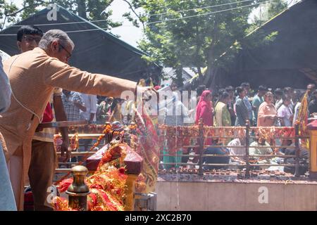 Ganderbal, Jammu-et-Cachemire, Inde. 14 juin 2024. Un dévot hindou exécute des rituels pendant le festival hindou annuel au temple Kheer Bhawani à Tullamulla, Ganderbal. Des centaines de dévots hindous assistent aux prières au temple historique de Kheer Bhawani lors du festival annuel dédié à la déesse hindoue Durga. (Crédit image : © Adil Abass/ZUMA Press Wire) USAGE ÉDITORIAL SEULEMENT! Non destiné à UN USAGE commercial ! Banque D'Images