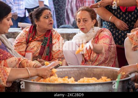 Ganderbal, Jammu-et-Cachemire, Inde. 14 juin 2024. Les pandits cachemiris coupent des fruits frais pour les dévots lors du festival annuel hindou au temple Kheer Bhawani à Tullamulla, Ganderbal. Des centaines de dévots hindous assistent aux prières au temple historique de Kheer Bhawani lors du festival annuel dédié à la déesse hindoue Durga. (Crédit image : © Adil Abass/ZUMA Press Wire) USAGE ÉDITORIAL SEULEMENT! Non destiné à UN USAGE commercial ! Banque D'Images