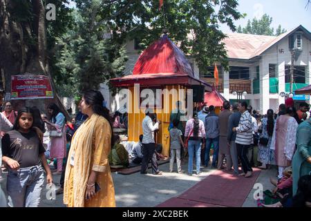 Ganderbal, Jammu-et-Cachemire, Inde. 14 juin 2024. Les dévots de Kashmiri Pandit exécutent des rituels pendant le festival annuel hindou au temple Kheer Bhawani à Tullamulla, Ganderbal. Des centaines de dévots hindous assistent aux prières au temple historique de Kheer Bhawani lors du festival annuel dédié à la déesse hindoue Durga. (Crédit image : © Adil Abass/ZUMA Press Wire) USAGE ÉDITORIAL SEULEMENT! Non destiné à UN USAGE commercial ! Banque D'Images