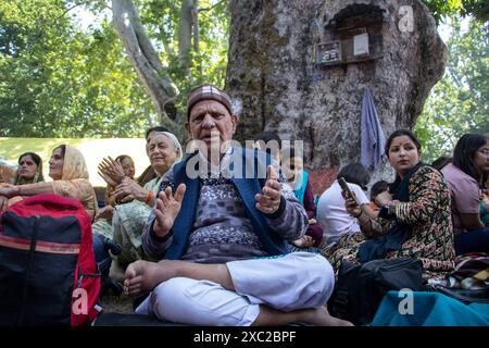 Ganderbal, Jammu-et-Cachemire, Inde. 14 juin 2024. Un dévot hindou exécute des rituels pendant le festival hindou annuel au temple Kheer Bhawani à Tullamulla, Ganderbal. Des centaines de dévots hindous assistent aux prières au temple historique de Kheer Bhawani lors du festival annuel dédié à la déesse hindoue Durga. (Crédit image : © Adil Abass/ZUMA Press Wire) USAGE ÉDITORIAL SEULEMENT! Non destiné à UN USAGE commercial ! Banque D'Images