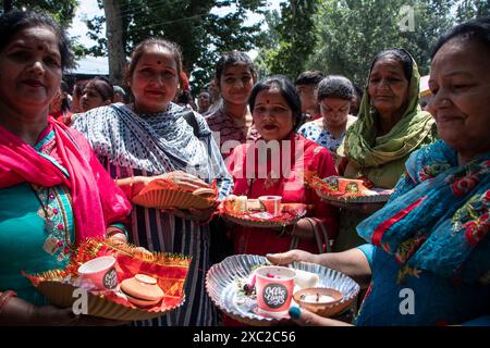 Ganderbal, Jammu-et-Cachemire, Inde. 14 juin 2024. Les dévots de Kashmiri Pandit exécutent des rituels pendant le festival annuel hindou au temple Kheer Bhawani à Tullamulla, Ganderbal. Des centaines de dévots hindous assistent aux prières au temple historique de Kheer Bhawani lors du festival annuel dédié à la déesse hindoue Durga. (Crédit image : © Adil Abass/ZUMA Press Wire) USAGE ÉDITORIAL SEULEMENT! Non destiné à UN USAGE commercial ! Banque D'Images