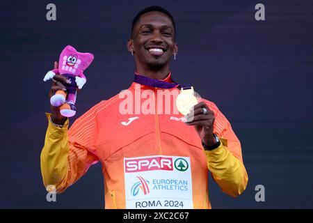 Jordan Alejandro Diaz Fortun d'Espagne célèbre lors de la cérémonie de remise des médailles des hommes de triple saut lors des Championnats d'Europe d'athlétisme au stade Olimpico à Rome (Italie), le 12 juin 2024. Jordan Alejandro Diaz Fortun s’est classé premier en remportant la médaille d’or. Banque D'Images