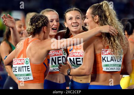 Lisanne de Witte, Cathelijn Peeters, Femke bol et Lieke Klaver, des pays-Bas, célèbrent leur participation au relais féminin 4x400 m lors des Championnats d’Europe d’athlétisme au stade Olimpico à Rome (Italie), le 12 juin 2024. L'équipe des pays-Bas s'est classée première en remportant la médaille d'or. Banque D'Images