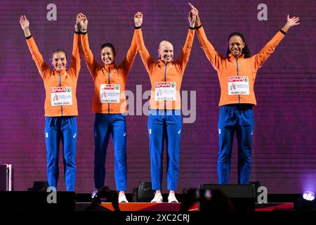 Lisanne de Witte, Cathelijn Peeters, Femke bol et Lieke Klaver, des pays-Bas, célèbrent leur participation au relais féminin 4x400 m lors des Championnats d’Europe d’athlétisme au stade Olimpico à Rome (Italie), le 12 juin 2024. L'équipe des pays-Bas s'est classée première en remportant la médaille d'or. Banque D'Images