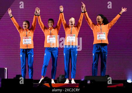 Lisanne de Witte, Cathelijn Peeters, Femke bol et Lieke Klaver, des pays-Bas, célèbrent leur participation au relais féminin 4x400 m lors des Championnats d’Europe d’athlétisme au stade Olimpico à Rome (Italie), le 12 juin 2024. L'équipe des pays-Bas s'est classée première en remportant la médaille d'or. Banque D'Images