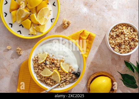 yaourt dans un bol avec granola et citron Banque D'Images