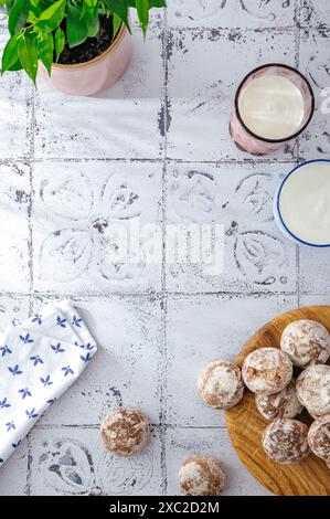 lait dans des verres et biscuits à proximité Banque D'Images