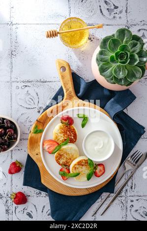 crêpes au fromage cottage sur une assiette avec fraises et sauce. Banque D'Images