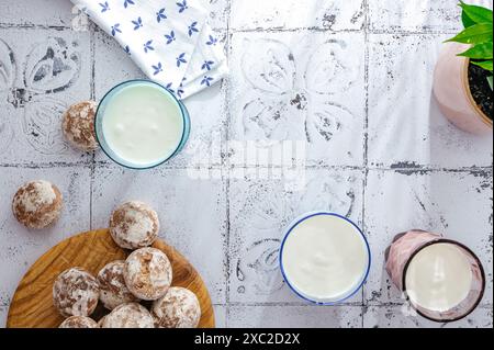 lait dans des verres et biscuits à proximité Banque D'Images