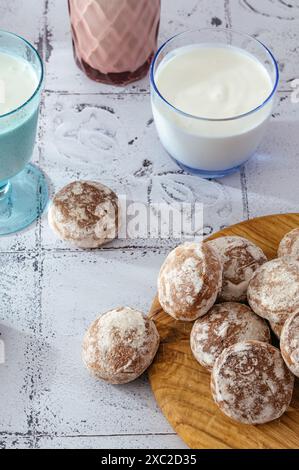 lait dans des verres et biscuits à proximité Banque D'Images