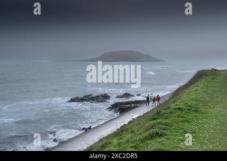 Météo britannique. Temps humide, gris et brumeux au-dessus de la mer et de l'île Looe au large des côtes de Cornouailles au Royaume-Uni. Banque D'Images