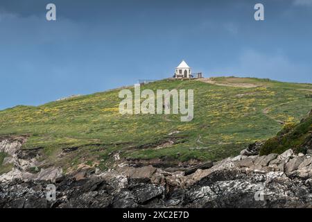 Le petit bâtiment blanc de forme octogonale au sommet de Towan Head sur la côte de Newquay en Cornouailles au Royaume-Uni. Banque D'Images