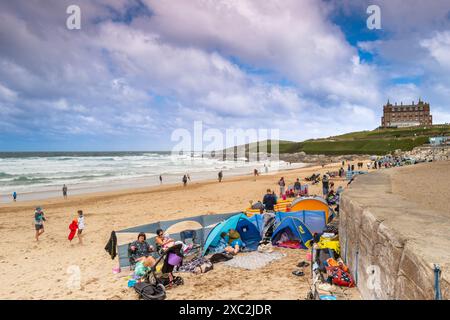 Vacanciers sur Fistral Beach à Newquay, en Cornouailles, au Royaume-Uni. Banque D'Images