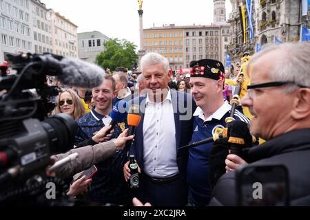 Le maire de Munich Dieter Reiter avec des fans écossais sur la place Marienplatz, Munich. L'Écosse affrontera l'Allemagne dans l'ouverture de l'Euro 2024 plus tard dans la soirée. Date de la photo : vendredi 14 juin 2024. Banque D'Images
