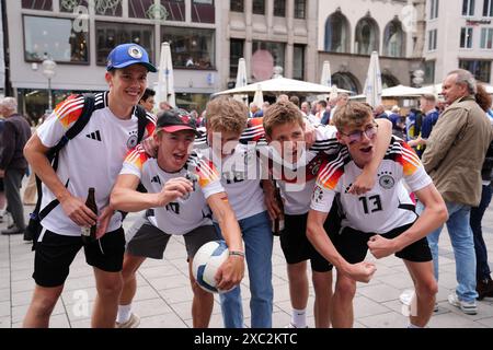 Fans allemands sur la place Marienplatz, Munich. L'Écosse affrontera l'Allemagne dans l'ouverture de l'Euro 2024 plus tard dans la soirée. Date de la photo : vendredi 14 juin 2024. Banque D'Images