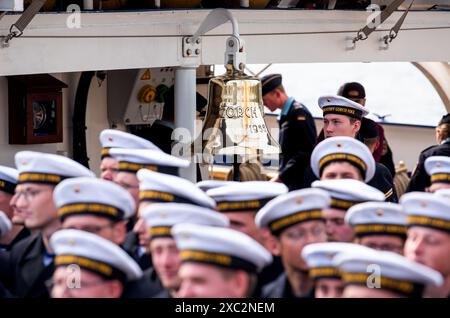 Kiel, Allemagne. 14 juin 2024. « Gorch Fock » est écrit sur la cloche du navire d'entraînement à voile de la marine. Le barg a parcouru plus de 6000 milles marins lors de son 177e voyage d'entraînement au cours du voyage de trois mois. Crédit : Daniel Bockwoldt/dpa/Alamy Live News Banque D'Images