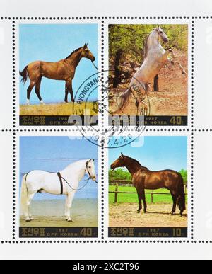 Bloc-feuillet avec timbre-poste oblitéré imprimé par la Corée du Nord, montrant des chevaux (Equus ferus caballus), vers 1987. Banque D'Images