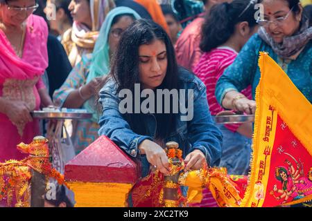 Une dévote du Pandit cachemiri (hindoue) attache un tissu votif alors qu'elle prie pendant le festival annuel hindou Mata Kheer Bhawani Mela au temple Kheer Bhawani dans la zone de Tullamulla dans le district de Ganderbal, à environ 30 kilomètres au nord-est de Srinagar. Dans un climat de sécurité serrée, des milliers d'hindous cachemiris, dont beaucoup ont été déplacés il y a 25 ans, ont assisté au festival pour rendre hommage à la déesse hindoue Mata Kheer Bhawani à l'occasion de son anniversaire de naissance. Quelque 200 000 Pandits cachemiriens ont fui la région disputée par l'Himalaya au début des années 1990 au début d'une insurrection contre la domination indienne, principalement vers les Hindous dominés Banque D'Images