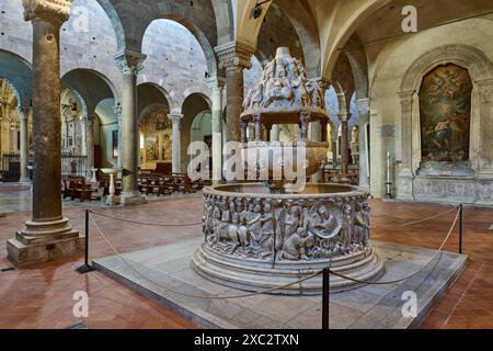 Plan intérieur de Basilica of San Frediano, Basilica di San Frediano, Lucca, Toscane, Italie Banque D'Images