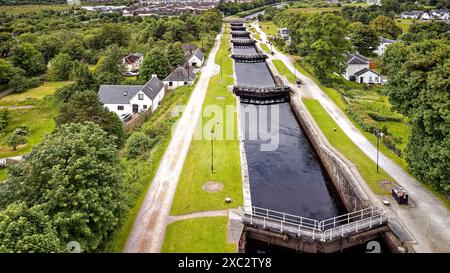 Écluse d'escalier de Neptune comprenant huit écluses sur le canal calédonien regardant au-delà de 7 des écluses du pont tournant blanc Banque D'Images