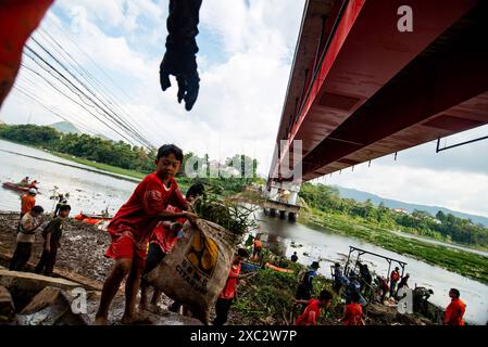 PROCESSUS DE NETTOYAGE DES DÉCHETS CITARUM les résidents et les agents travaillent ensemble pour nettoyer les ordures qui se sont accumulées dans le chenal de la rivière Citarum à Batujajar, West Bandung Regency, West Java, Indonésie 14 juin 2024. Selon les données de l'Agence provinciale de l'environnement et des forêts de Java occidental DLHK, les ordures qui se sont déposées depuis vendredi 7/6/2024 dans la rivière Citarum dans la région de Batujajar ont une longueur de 3 kilomètres et une largeur de 60 mètres et un volume estimé à plus de 100 tonnes de déchets plastiques. IMAGO/KHAIRIZAL MARIS Bandung West Java Indonesia Copyright : xKharizalxMarisxKhairizalxMarisx Banque D'Images