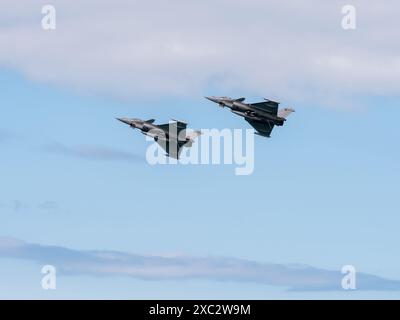 Normandie, France - 8 juin 2024 : deux chasseurs F-16 de l'Armée de l'Air navale française en vol pendant le jour J pour marquer le 80e anniversaire du débarquement des Alliés Banque D'Images