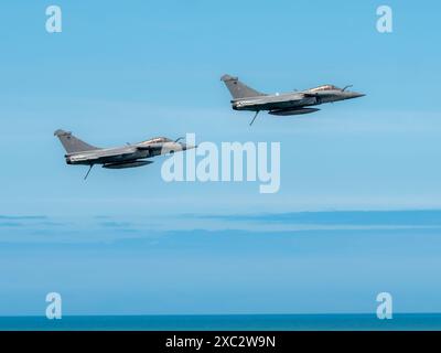 Normandie, France - 8 juin 2024 : deux chasseurs F-16 de l'Armée de l'Air navale française en vol pendant le jour J pour marquer le 80e anniversaire du débarquement des Alliés Banque D'Images