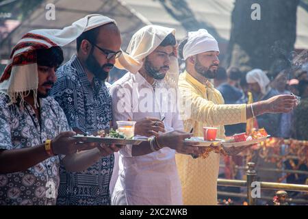 Les dévots de Kashmiri Pandit (hindous) prient pendant le festival annuel hindou Mata Kheer Bhawani Mela au temple Kheer Bhawani dans la zone de Tullamulla dans le district de Ganderbal, à environ 30 kilomètres au nord-est de Srinagar. Dans un climat de sécurité serrée, des milliers d'hindous cachemiris, dont beaucoup ont été déplacés il y a 25 ans, ont assisté au festival pour rendre hommage à la déesse hindoue Mata Kheer Bhawani à l'occasion de son anniversaire de naissance. Quelque 200 000 Pandits cachemiriens ont fui la région disputée par l'Himalaya au début des années 1990 au début d'une insurrection contre la domination indienne, principalement vers la ville méridionale de Jammu, dominée par les Hindous Banque D'Images