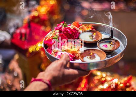 Un kashmiri Pandit (hindou) dévot brûle des bougies et offre des fleurs à la source considérée comme sacrée alors qu'ils prient pendant le festival annuel hindou Mata Kheer Bhawani Mela au temple Kheer Bhawani dans la zone de Tullamulla dans le district de Ganderbal, à environ 30 kilomètres au nord-est de Srinagar. Dans un climat de sécurité serrée, des milliers d'hindous cachemiris, dont beaucoup ont été déplacés il y a 25 ans, ont assisté au festival pour rendre hommage à la déesse hindoue Mata Kheer Bhawani à l'occasion de son anniversaire de naissance. Quelque 200 000 Pandits cachemiriens ont fui la région contestée de l'Himalaya au début des années 1990 au début d'une insurrection A. Banque D'Images