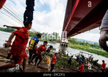 PROCESSUS DE NETTOYAGE DES DÉCHETS CITARUM les résidents et les agents travaillent ensemble pour nettoyer les ordures qui se sont accumulées dans le chenal de la rivière Citarum à Batujajar, West Bandung Regency, West Java, Indonésie 14 juin 2024. Selon les données de l'Agence provinciale de l'environnement et des forêts de Java occidental DLHK, les ordures qui se sont déposées depuis vendredi 7/6/2024 dans la rivière Citarum dans la région de Batujajar ont une longueur de 3 kilomètres et une largeur de 60 mètres et un volume estimé à plus de 100 tonnes de déchets plastiques. IMAGO/KHAIRIZAL MARIS Bandung West Java Indonesia Copyright : xKharizalxMarisxKhairizalxMarisx Banque D'Images