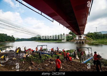 PROCESSUS DE NETTOYAGE DES DÉCHETS CITARUM les résidents et les agents travaillent ensemble pour nettoyer les ordures qui se sont accumulées dans le chenal de la rivière Citarum à Batujajar, West Bandung Regency, West Java, Indonésie 14 juin 2024. Selon les données de l'Agence provinciale de l'environnement et des forêts de Java occidental DLHK, les ordures qui se sont déposées depuis vendredi 7/6/2024 dans la rivière Citarum dans la région de Batujajar ont une longueur de 3 kilomètres et une largeur de 60 mètres et un volume estimé à plus de 100 tonnes de déchets plastiques. IMAGO/KHAIRIZAL MARIS Bandung West Java Indonesia Copyright : xKharizalxMarisxKhairizalxMarisx Banque D'Images