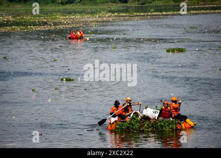 PROCESSUS DE NETTOYAGE DES DÉCHETS CITARUM les résidents et les agents travaillent ensemble pour nettoyer les ordures qui se sont accumulées dans le chenal de la rivière Citarum à Batujajar, West Bandung Regency, West Java, Indonésie 14 juin 2024. Selon les données de l'Agence provinciale de l'environnement et des forêts de Java occidental DLHK, les ordures qui se sont déposées depuis vendredi 7/6/2024 dans la rivière Citarum dans la région de Batujajar ont une longueur de 3 kilomètres et une largeur de 60 mètres et un volume estimé à plus de 100 tonnes de déchets plastiques. IMAGO/KHAIRIZAL MARIS Bandung West Java Indonesia Copyright : xKharizalxMarisxKhairizalxMarisx Banque D'Images