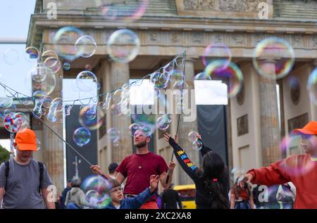 Berlin, Allemagne. 14 juin 2024. La zone des fans la plus populaire de la ville est la zone officielle des fans de l'UEFA, populairement connue sous le nom de zone des fans à côté de la porte de Brandebourg. Le plus grand nombre de fans y est attendu lors des matchs, à Berlin, en Allemagne, le 14 juin 2024. Photo : Sanjin Strukic/PIXSELL crédit : Pixsell/Alamy Live News Banque D'Images