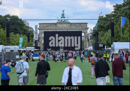 Berlin, Allemagne. 14 juin 2024. La zone des fans la plus populaire de la ville est la zone officielle des fans de l'UEFA, populairement connue sous le nom de zone des fans à côté de la porte de Brandebourg. Le plus grand nombre de fans y est attendu lors des matchs, à Berlin, en Allemagne, le 14 juin 2024. Photo : Sanjin Strukic/PIXSELL crédit : Pixsell/Alamy Live News Banque D'Images