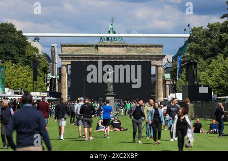 Berlin, Allemagne. 14 juin 2024. La zone des fans la plus populaire de la ville est la zone officielle des fans de l'UEFA, populairement connue sous le nom de zone des fans à côté de la porte de Brandebourg. Le plus grand nombre de fans y est attendu lors des matchs, à Berlin, en Allemagne, le 14 juin 2024. Photo : Sanjin Strukic/PIXSELL crédit : Pixsell/Alamy Live News Banque D'Images