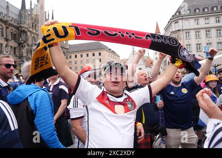 Fans d'Allemagne et d'Écosse sur la place Marienplatz, Munich. L'Écosse affrontera l'Allemagne dans l'ouverture de l'Euro 2024 plus tard dans la soirée. Date de la photo : vendredi 14 juin 2024. Banque D'Images