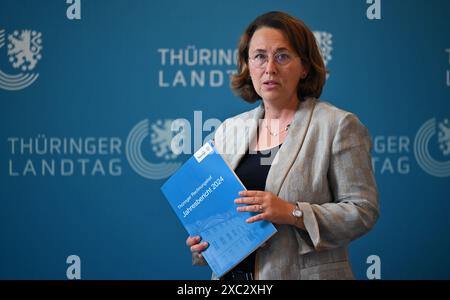 Erfurt, Allemagne. 14 juin 2024. Kirsten Butzke, président de la Cour des comptes de Thuringe, présente le rapport annuel 2024 sur la vérification des comptes budgétaires 2022. Le rapport rend compte des résultats de la vérification des comptes budgétaires et de la vérification budgétaire et économique pour l'exercice 2022. Crédit : Martin Schutt/dpa/Alamy Live News Banque D'Images