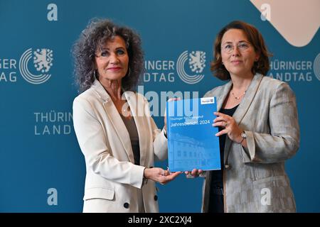 Erfurt, Allemagne. 14 juin 2024. Kirsten Butzke (à droite), président de la Cour des comptes de Thuringe, et Birgit Pommer (à gauche), président du Parlement de Thuringe, lors de la remise du rapport annuel 2024 sur la vérification des comptes budgétaires 2022. Le rapport rend compte des résultats de la vérification des comptes budgétaires et de la vérification budgétaire et économique pour l'exercice 2022. Crédit : Martin Schutt/dpa/Alamy Live News Banque D'Images