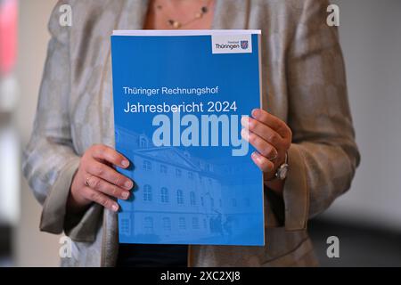 Erfurt, Allemagne. 14 juin 2024. Kirsten Butzke, président de la Cour des comptes de Thuringe, présente le rapport annuel 2024 sur la vérification des comptes budgétaires 2022. Le rapport rend compte des résultats de la vérification des comptes budgétaires et de la vérification budgétaire et économique pour l'exercice 2022. Crédit : Martin Schutt/dpa/Alamy Live News Banque D'Images