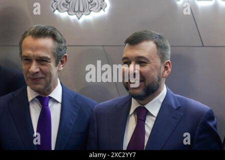 Vladimir Mashkov (l), acteur de théâtre et de cinéma soviétique et russe, réalisateur de théâtre, réalisateur, scénariste, producteur de films, figure publique, et le chef de la DPR Denis Pushilin (R) au Forum économique international de Petersburg 2024 (SPIEF 2024). Banque D'Images