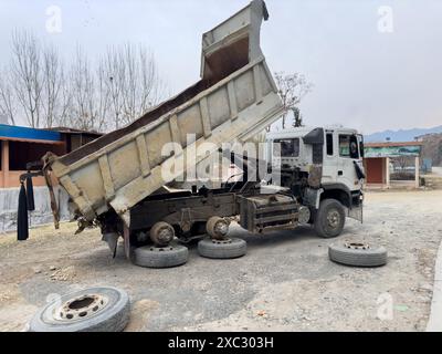 Réparation d'un camion à benne basculante sur le côté de la route Banque D'Images