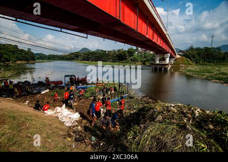 PROCESSUS DE NETTOYAGE DES DÉCHETS CITARUM les résidents et les agents travaillent ensemble pour nettoyer les ordures qui se sont accumulées dans le chenal de la rivière Citarum à Batujajar, West Bandung Regency, West Java, Indonésie 14 juin 2024. Selon les données de l'Agence provinciale de l'environnement et des forêts de Java occidental DLHK, les ordures qui se sont déposées depuis vendredi 7/6/2024 dans la rivière Citarum dans la région de Batujajar ont une longueur de 3 kilomètres et une largeur de 60 mètres et un volume estimé à plus de 100 tonnes de déchets plastiques. IMAGO/KHAIRIZAL MARIS Bandung West Java Indonesia Copyright : xKharizalxMarisxKhairizalxMarisx Banque D'Images