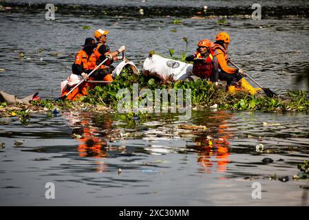 PROCESSUS DE NETTOYAGE DES DÉCHETS CITARUM les résidents et les agents travaillent ensemble pour nettoyer les ordures qui se sont accumulées dans le chenal de la rivière Citarum à Batujajar, West Bandung Regency, West Java, Indonésie 14 juin 2024. Selon les données de l'Agence provinciale de l'environnement et des forêts de Java occidental DLHK, les ordures qui se sont déposées depuis vendredi 7/6/2024 dans la rivière Citarum dans la région de Batujajar ont une longueur de 3 kilomètres et une largeur de 60 mètres et un volume estimé à plus de 100 tonnes de déchets plastiques. IMAGO/KHAIRIZAL MARIS Bandung West Java Indonesia Copyright : xKharizalxMarisxKhairizalxMarisx Banque D'Images